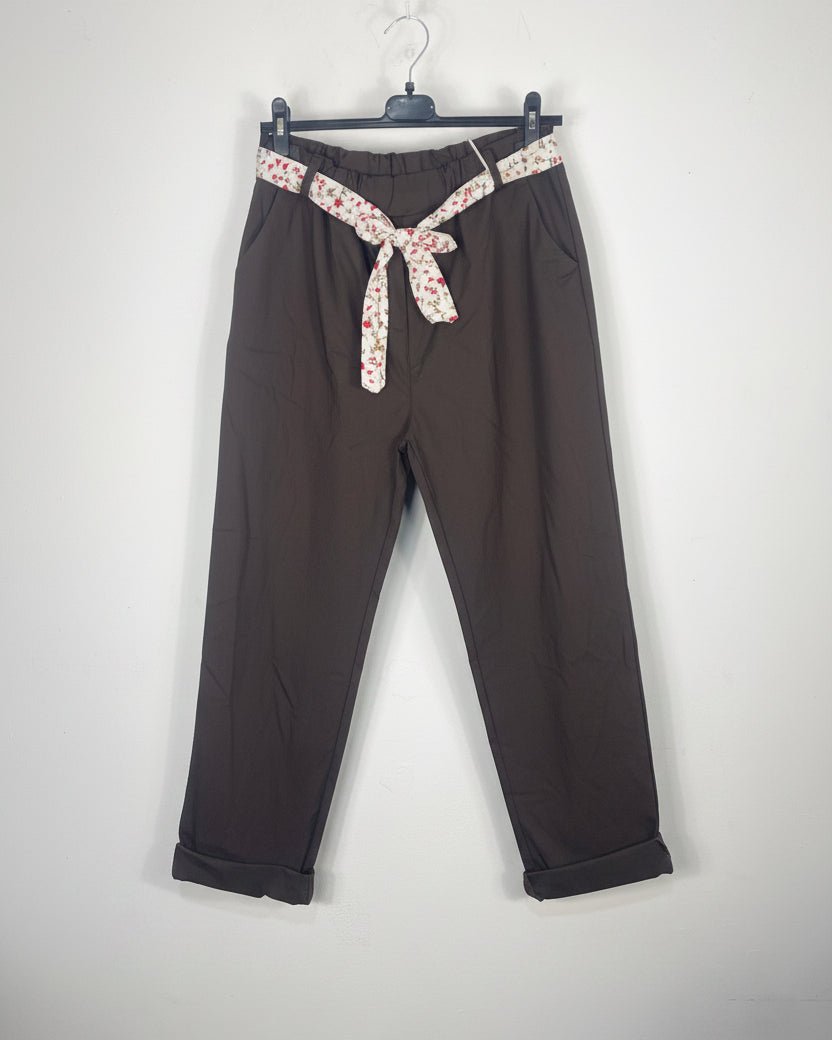 Pantalon chocolat taille élastique avec ceinture fleurie sur cintre