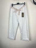 Pantalon blanc femme avec ceinture fleurie et coupe confortable style bohème chic