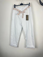 Pantalon blanc femme avec ceinture fleurie et coupe confortable style bohème chic