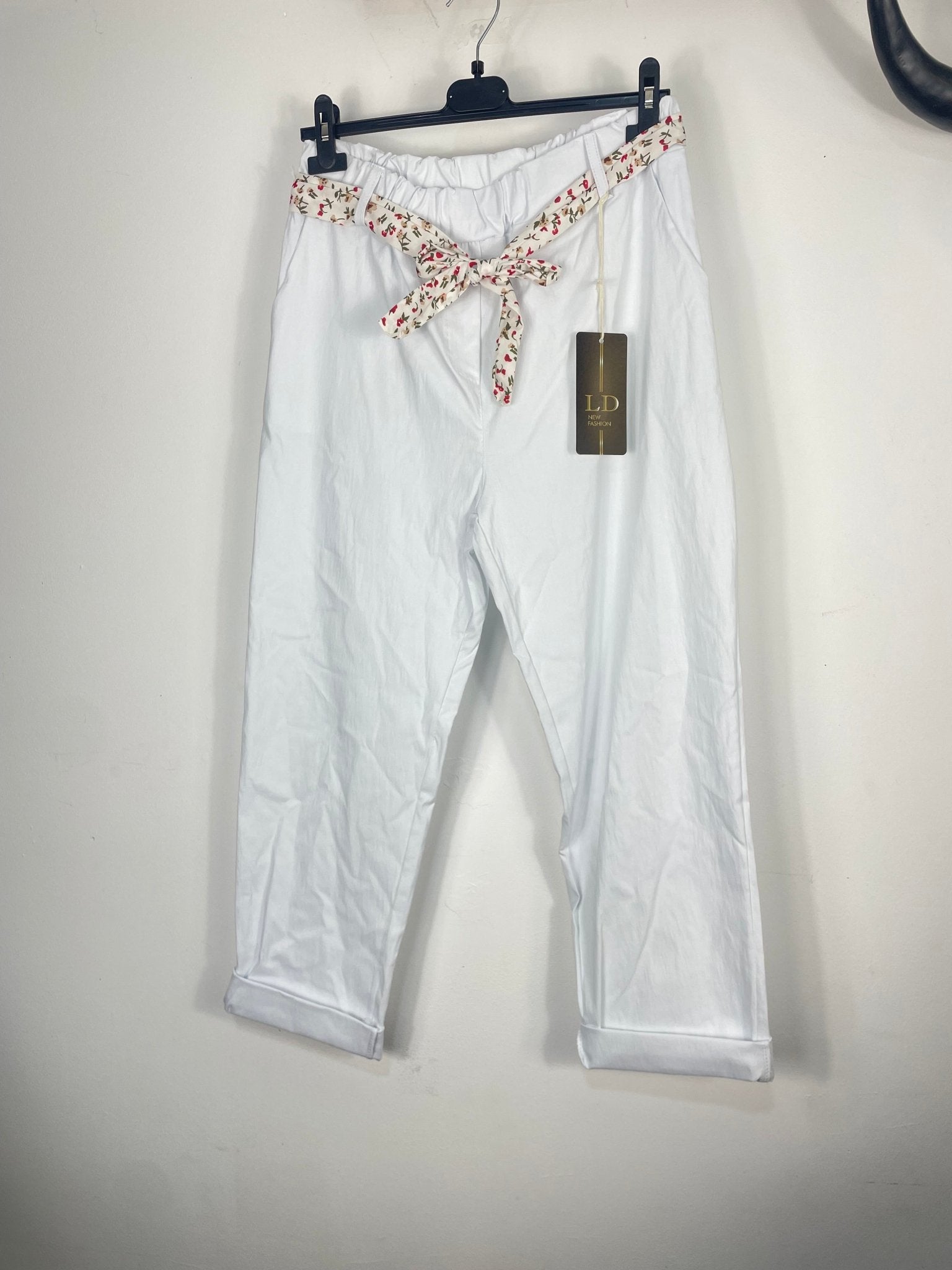 Pantalon blanc femme avec ceinture fleurie et coupe confortable style bohème chic