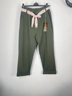 Pantalon kaki femme avec ceinture fleurie et coupe confortable style bohème chic
