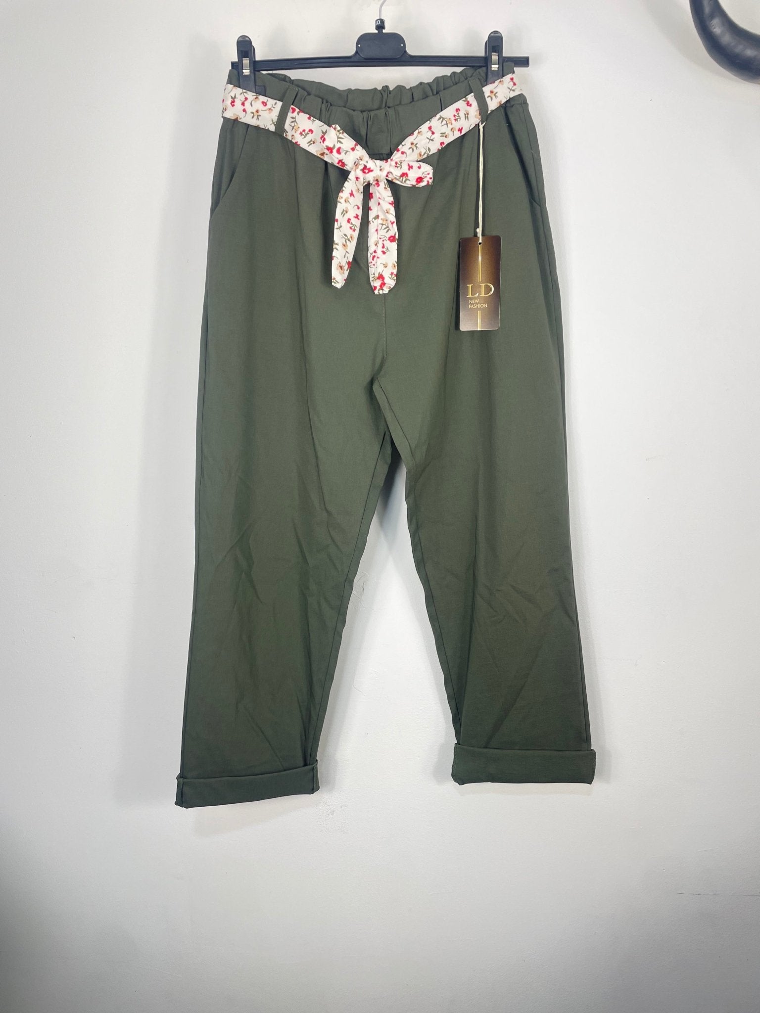 Pantalon kaki femme avec ceinture fleurie et coupe confortable style bohème chic