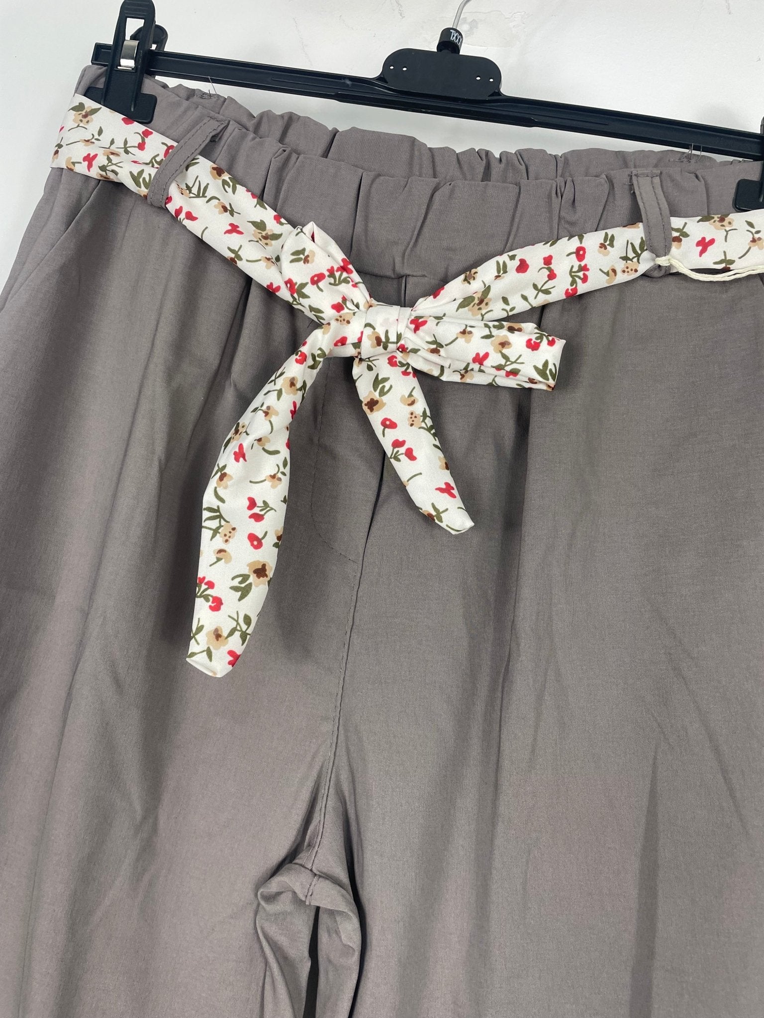 Pantalon stretch femme Made in Italy en viscose, nylon et élasthanne, détail taille élastique et foulard