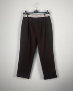Pantalon magique elastique chocolat vue sur cintre de dos 