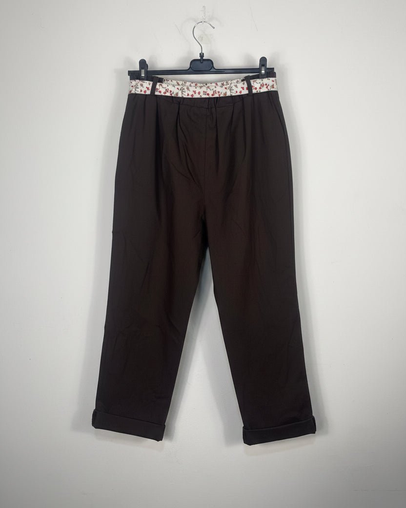 Pantalon magique elastique chocolat vue sur cintre de dos 
