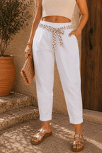 Pantalon blanc léger pour femme avec revers aux chevilles et ceinture fleurie estivale