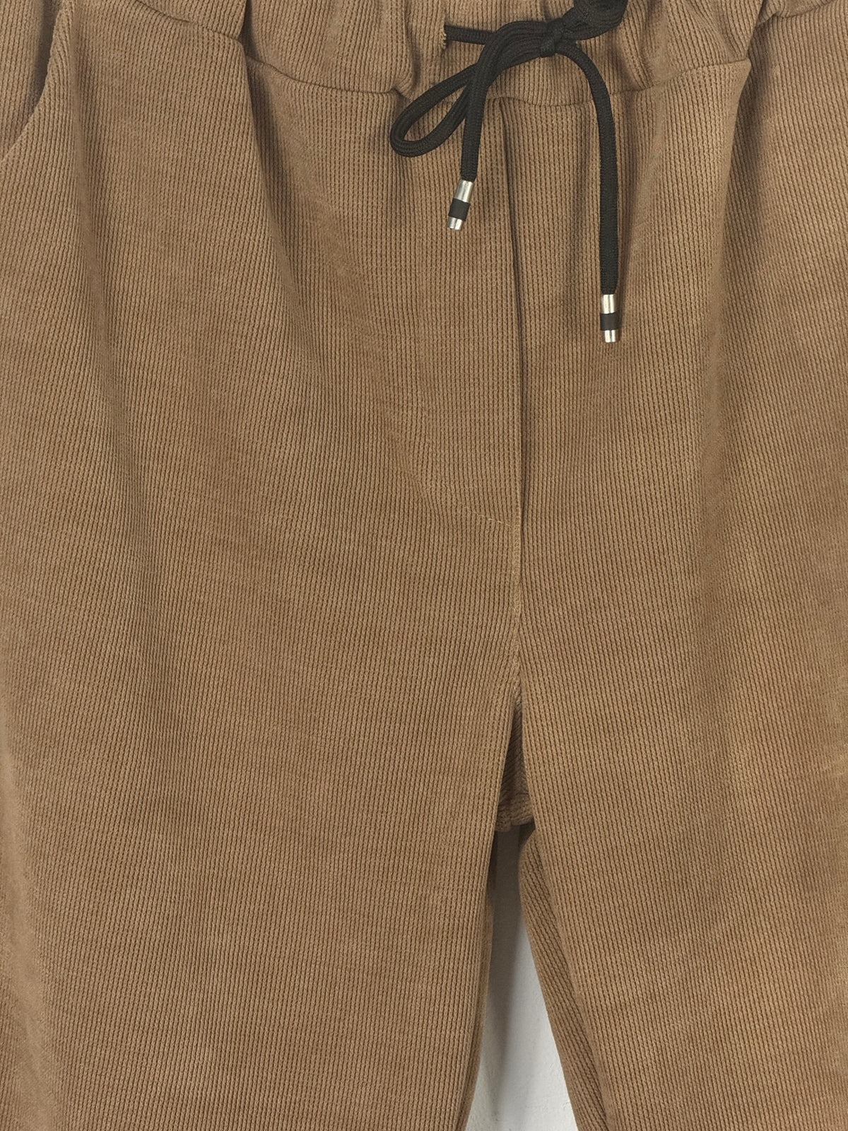 Pantalon Elio camel, détail des côtes et du cordon noir – Mam’s Ailes