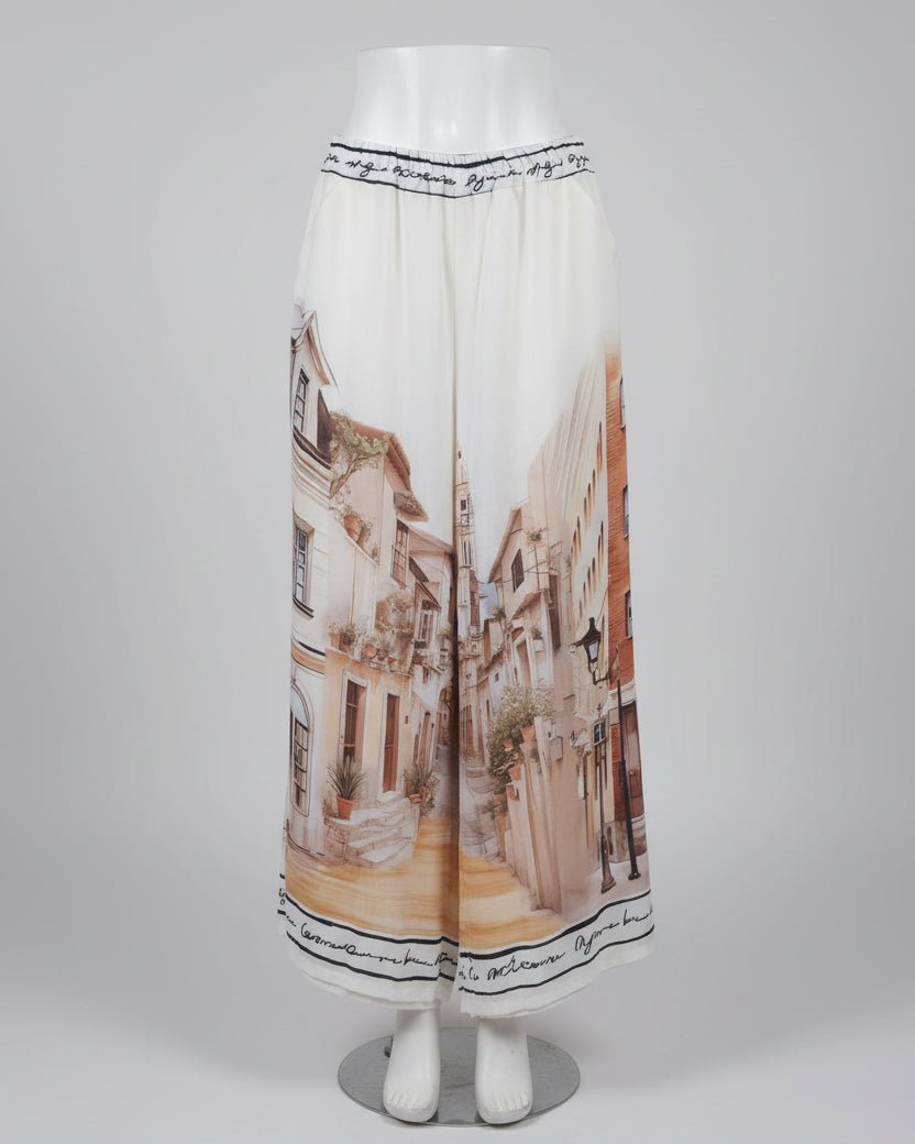 Pantalon Escapade beige à imprimé ruelles présenté sur mannequin