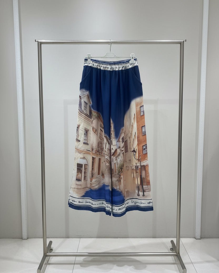 Pantalon Escapade marine à jambe large présenté sur cintre