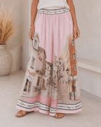 Pantalon Escapade rose à imprimé ruelles porté avec un top blanc