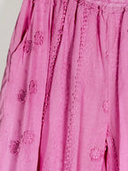Pantalon large femme rose fuchsia en coton brodé, détail des broderies ton sur ton et surpiqûres