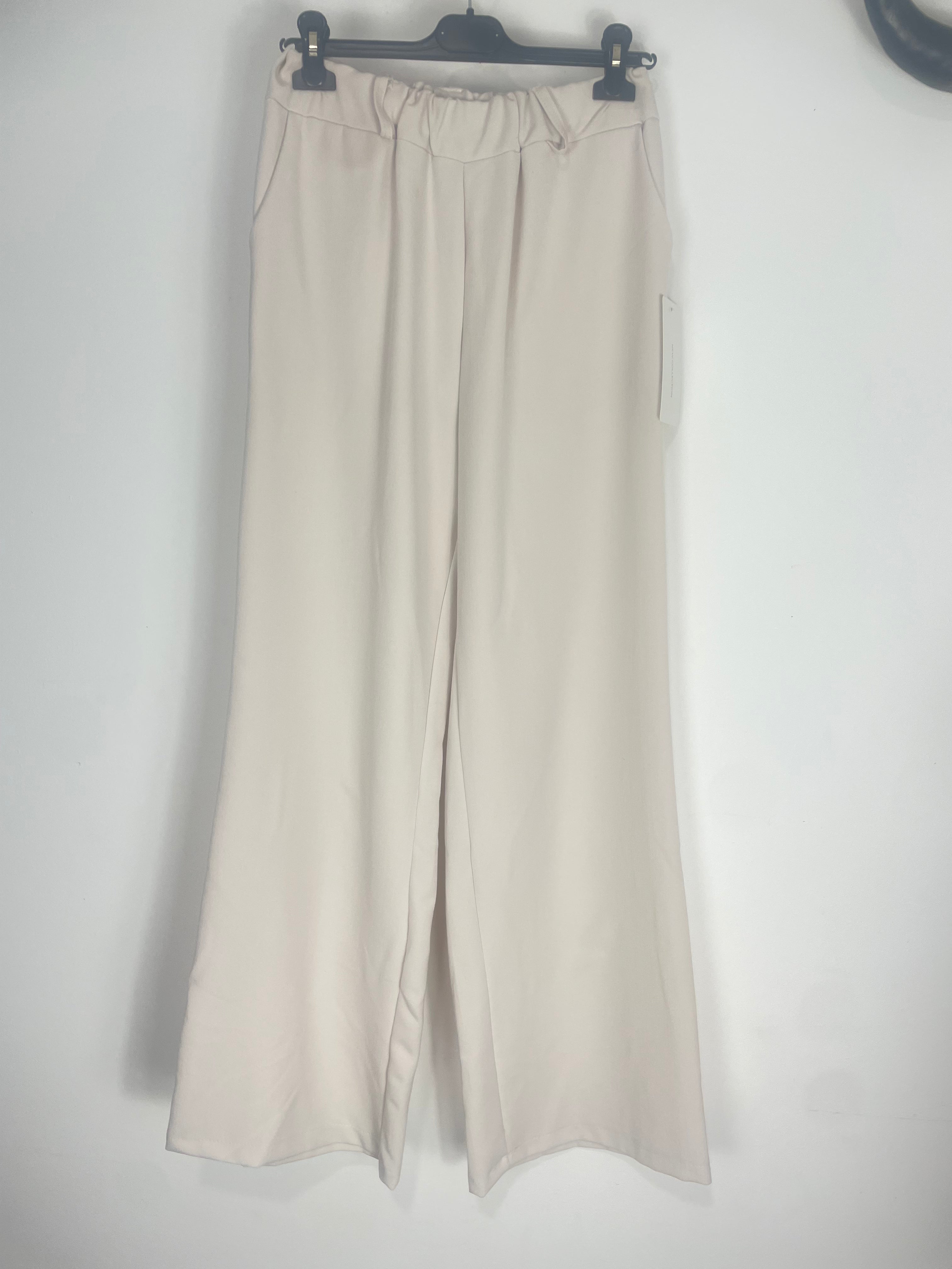 Pantalon large femme beige écru style costume avec taille élastique et passants de ceinture.