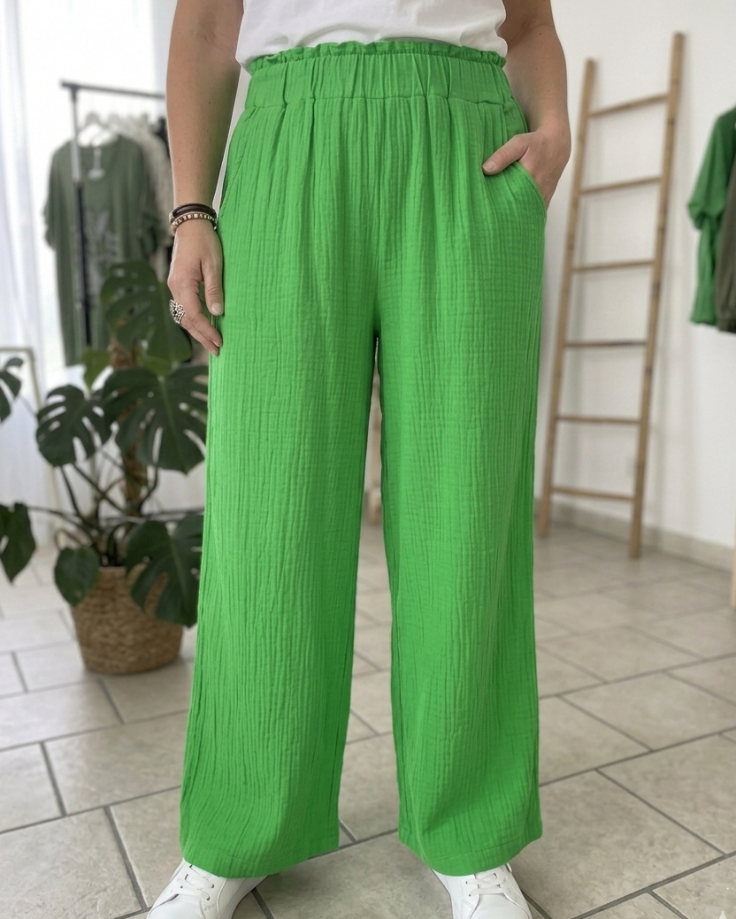 Look décontracté : pantalon en double gaze de coton vert et tee-shirt blanc basique.
