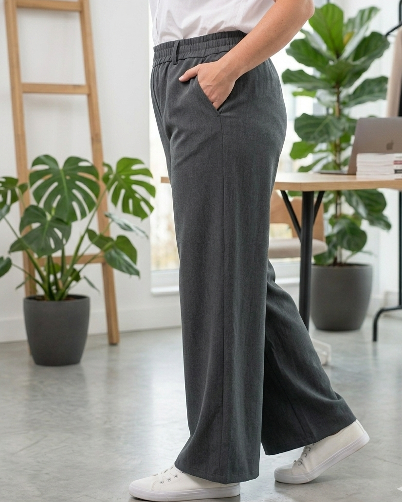 Vue de profil du pantalon large gris chiné pour femme, avec taille élastique froncée et coupe fluide style costume