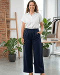Pantalon large bleu marine pour femme, coupe fluide style costume avec taille élastique confortable.
