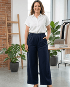Pantalon large bleu marine pour femme, coupe fluide style costume avec taille élastique confortable.