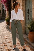 Pantalon Léona kaki porté de face avec ceinture foulard léopard