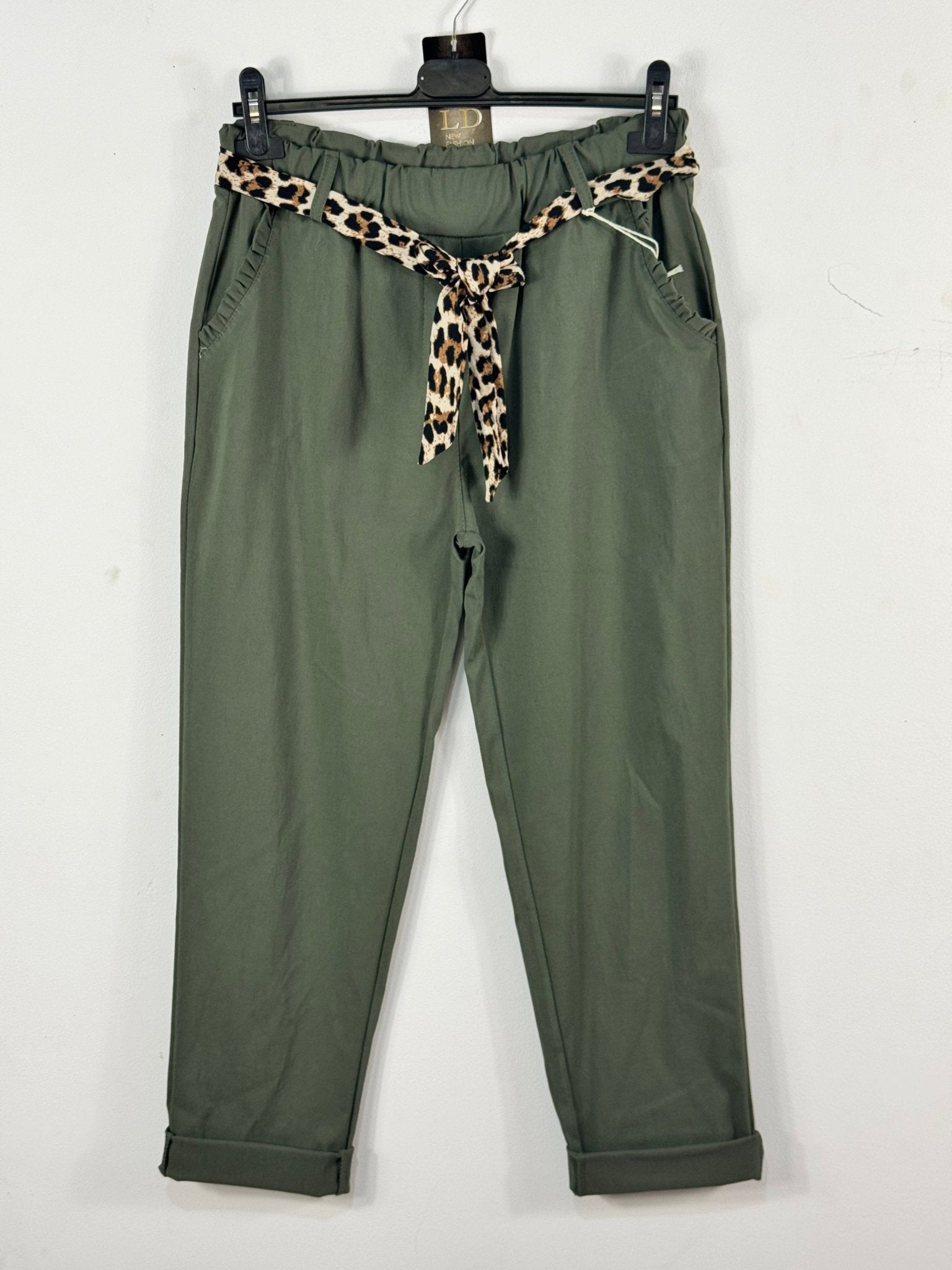 Pantalon Léona kaki sur cintre avec ceinture foulard léopard