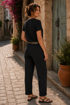 Pantalon Léona noir porté de dos, coupe fluide légèrement fuselée