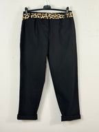 Pantalon Léona noir sur cintre, vue de dos