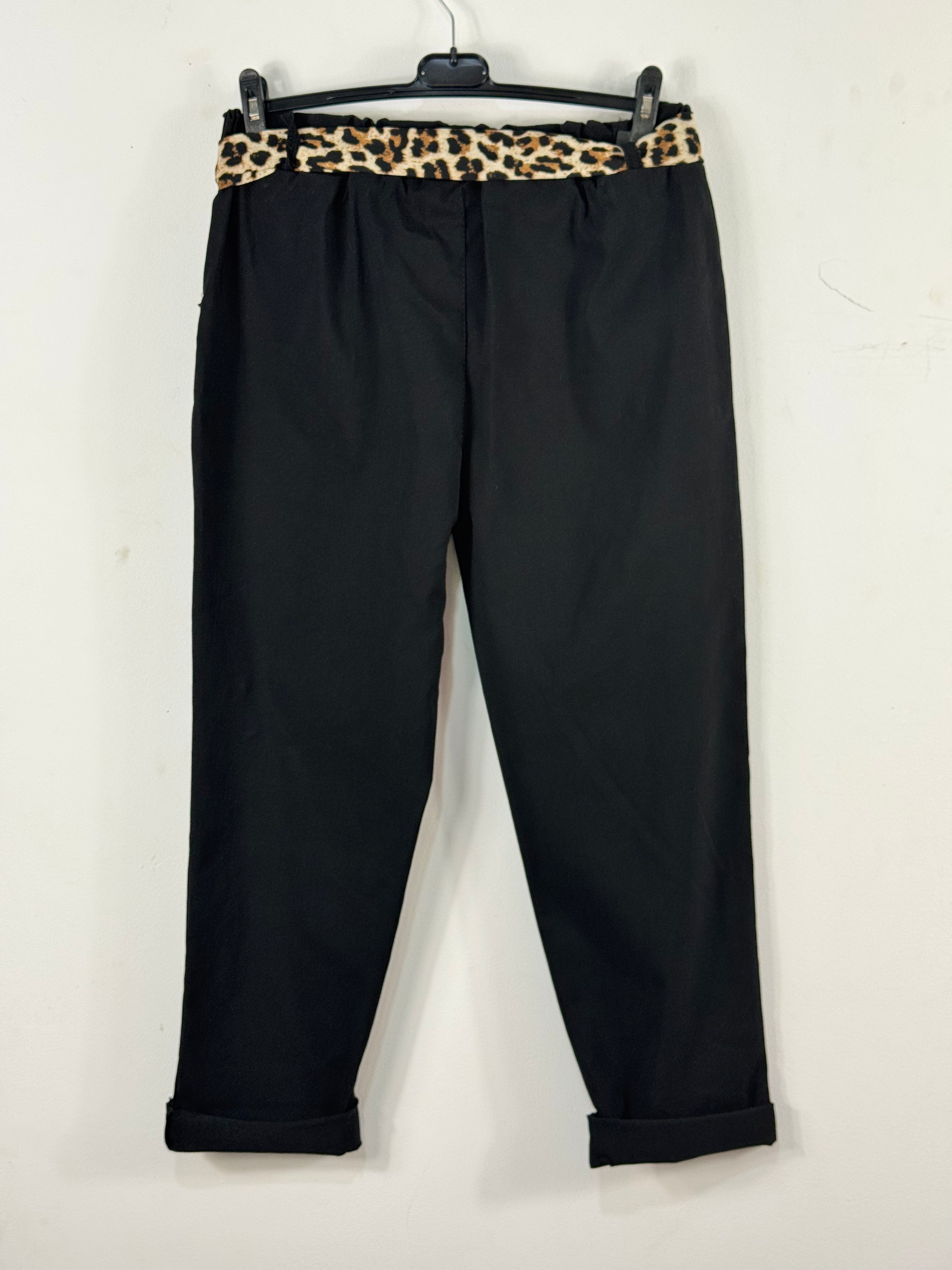 Pantalon Léona noir sur cintre, vue de dos