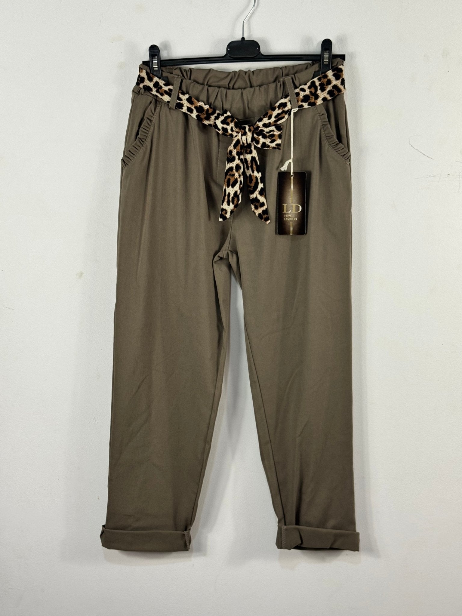 Pantalon Léona taupe sur cintre avec ceinture foulard léopard