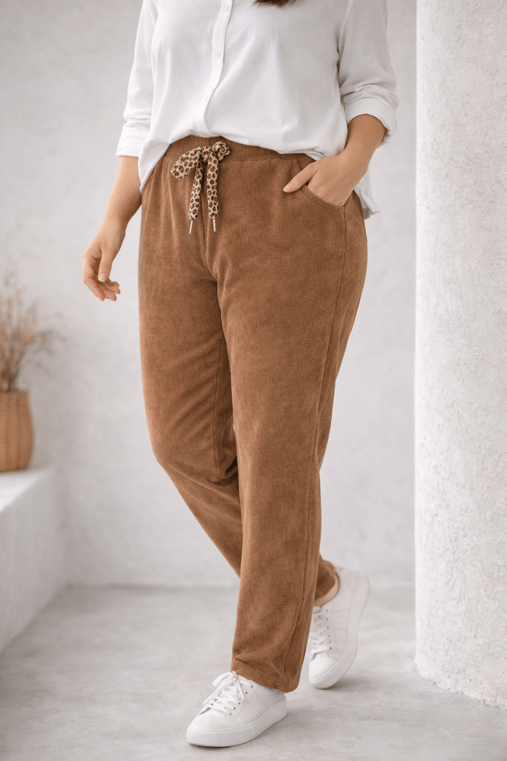 Pantalon Livia camel en velours, vue portée