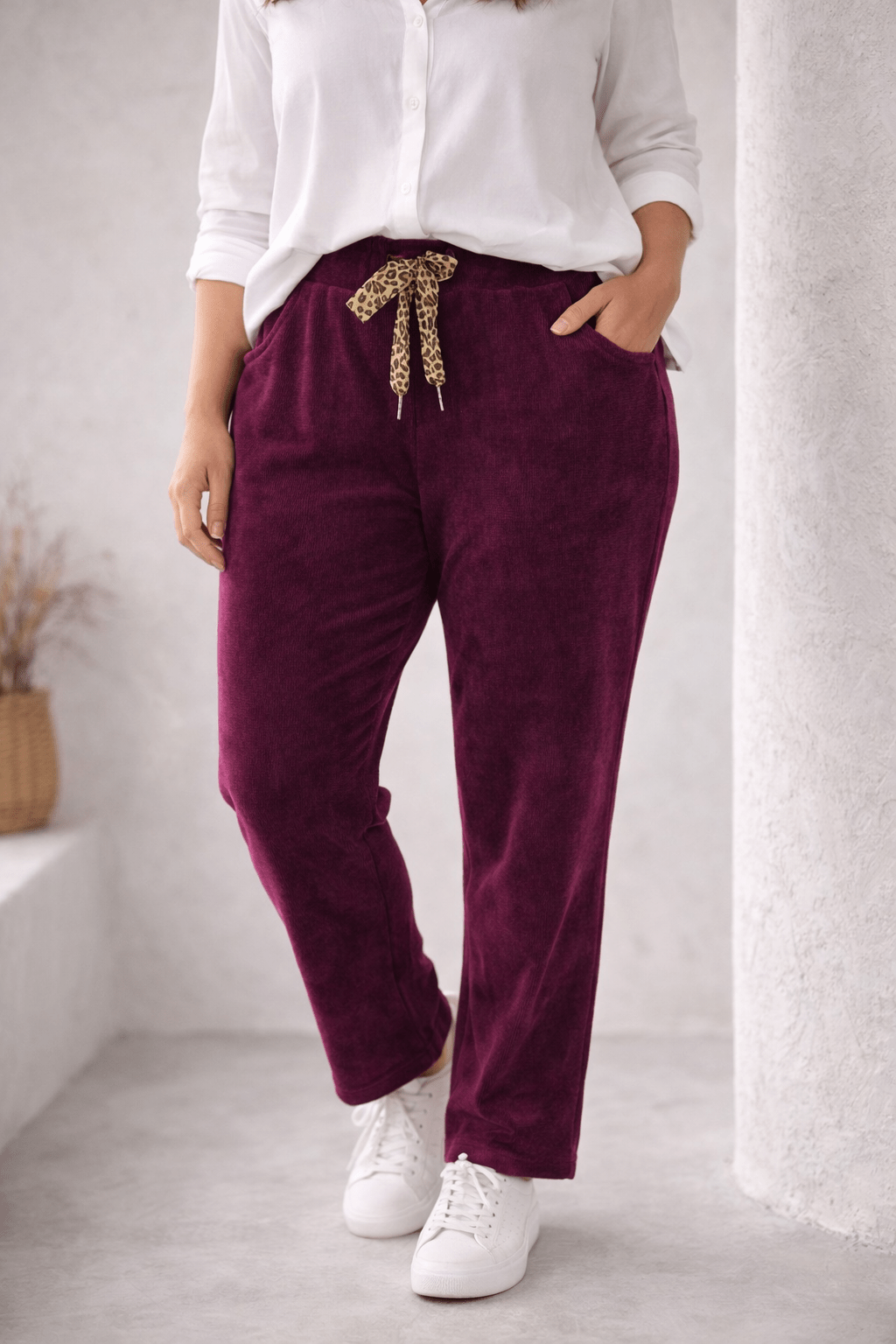 Pantalon Livia lie-de-vin à cordon léopard, vue portée