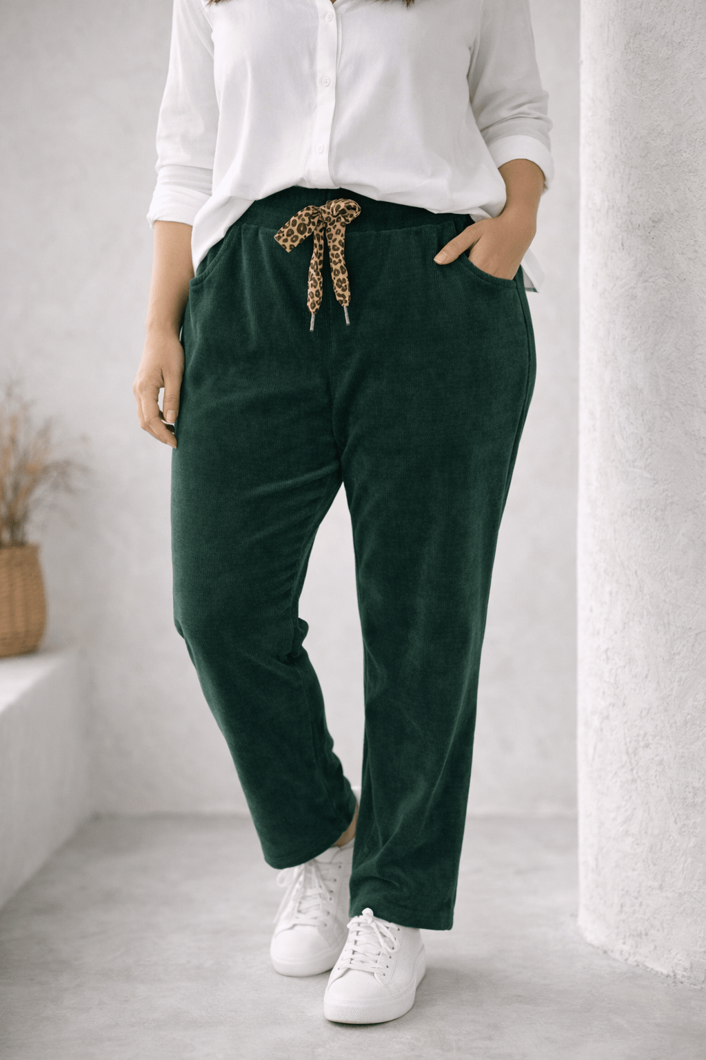 Pantalon Livia vert sapin en velours, vue portée