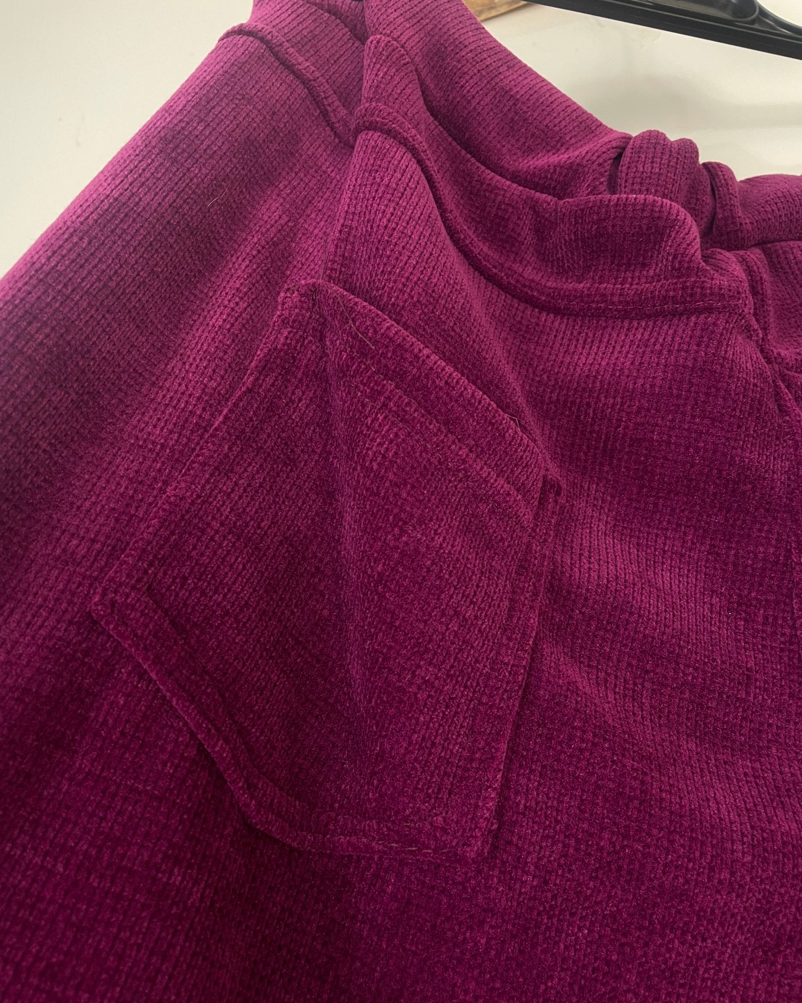 Détail de la poche arrière du pantalon Livia en velours