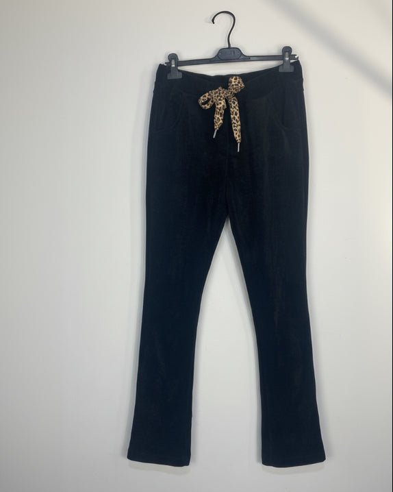 Pantalon Livia noir en velours, vue sur cintre
