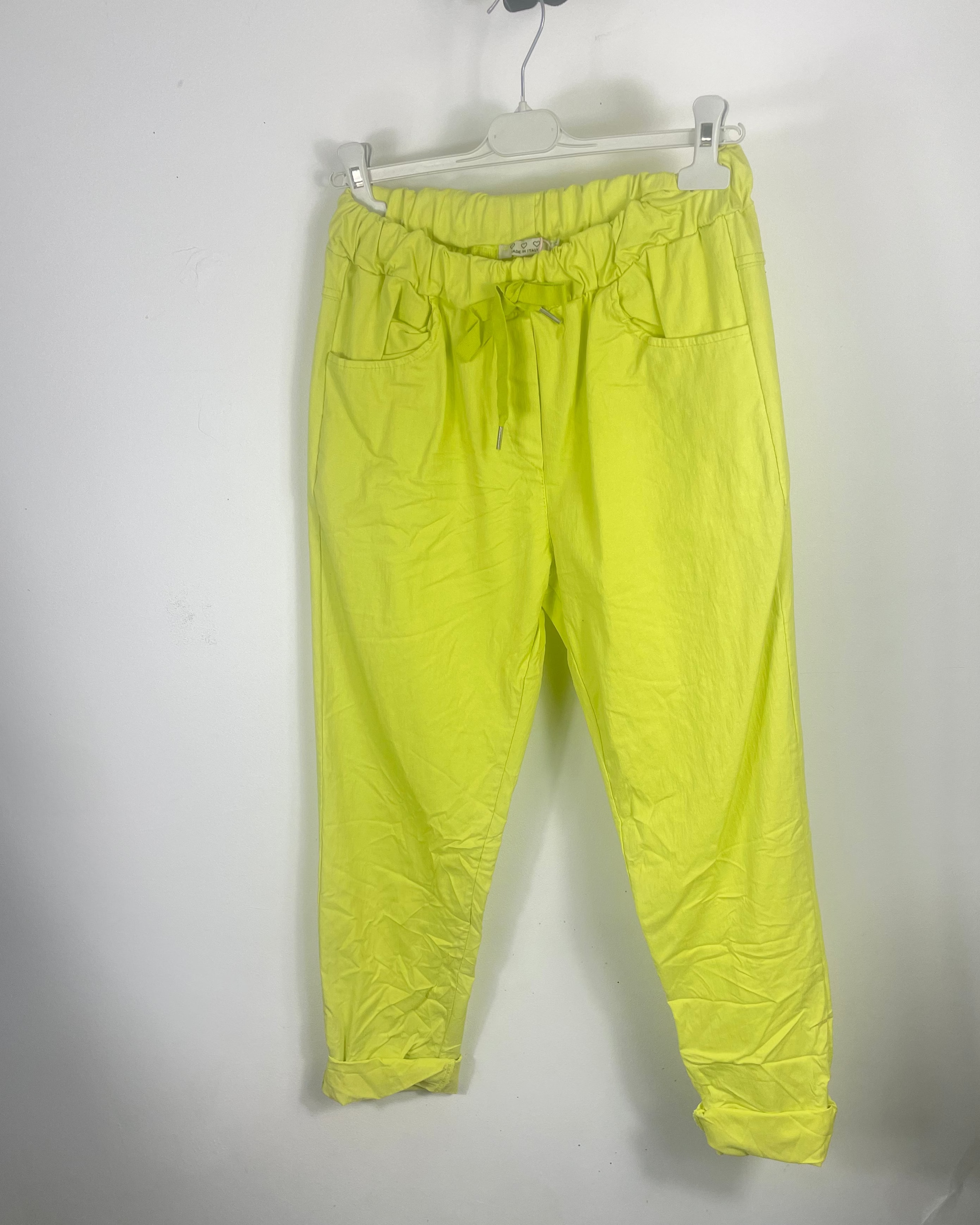 Pantalon grande taille de couleur anis sur cintre 