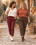 Deux femmes en Pantalon Magique bordeaux et chocolat, morphologies 40 et 48, ambiance automne