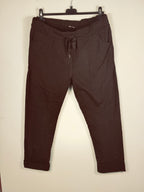 Pantalon magique Étoile chocolat sur cintre, vue de face et lien de taille à embouts métalliques.
