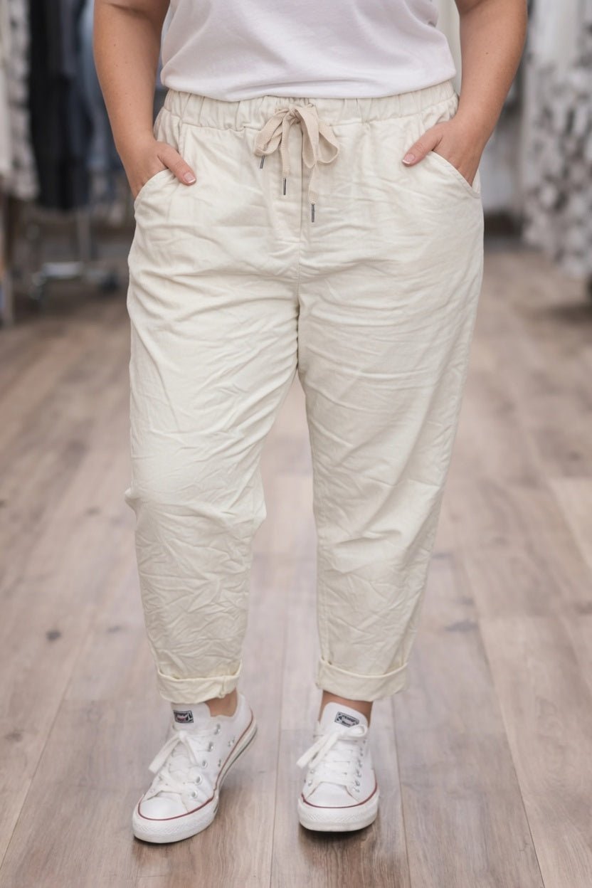 Pantalon Magique blanc cassé porté, taille élastique et coupe inclusive du 36 au 50