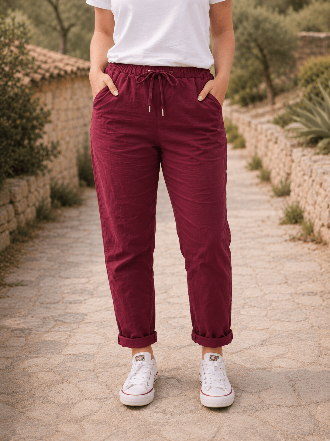Pantalon Magique bordeaux porté, détail de la taille élastique et du tombé fluide