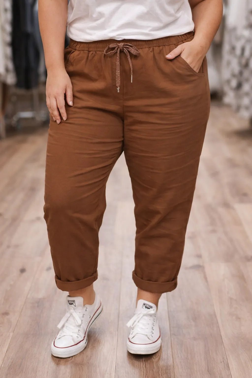 Pantalon Magique caramel porté, matière en viscose extensible et look de mi-saison