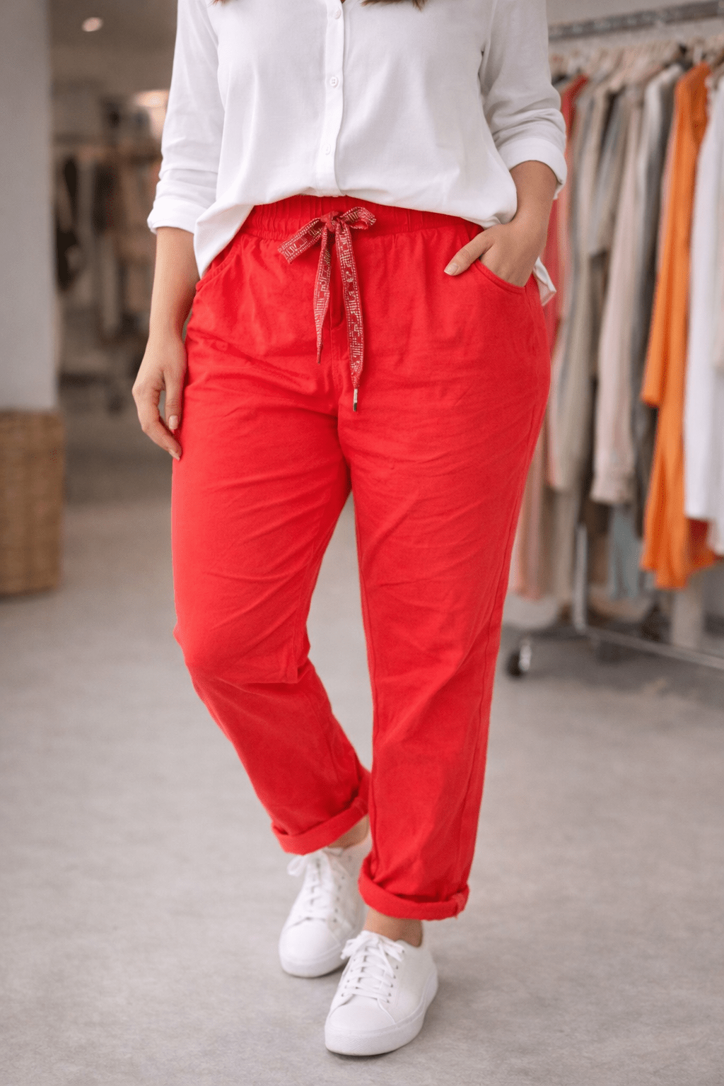 Pantalon Magique corail porté avec des baskets blanches, look décontracté femme
