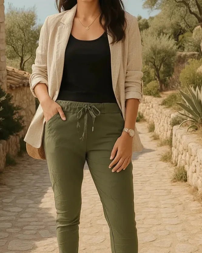Pantalon Magique kaki porté en extérieur, tenue nature et coupe souple