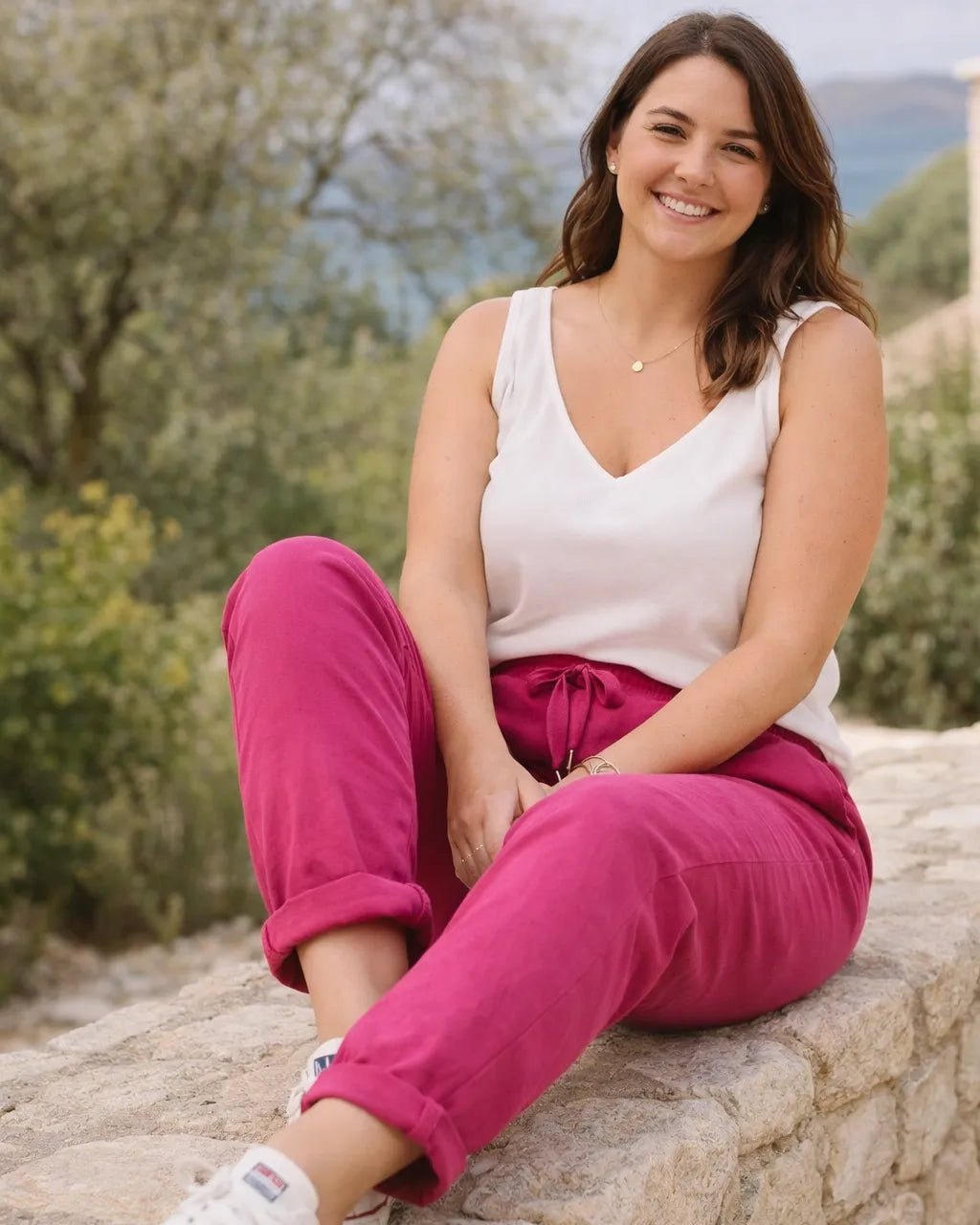 Pantalon Magique magenta porté, coupe fluide extensible du 36 au 50