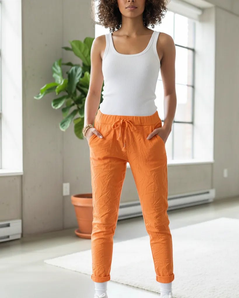 Pantalon Magique orange porté, coupe fluide colorée et taille élastique