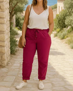 Pantalon Magique prune porté, coupe fluide élégante et confortable du 36 au 50