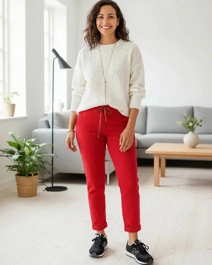 Pantalon Magique rouge porté en tenue casual chic, coupe fluide confortable