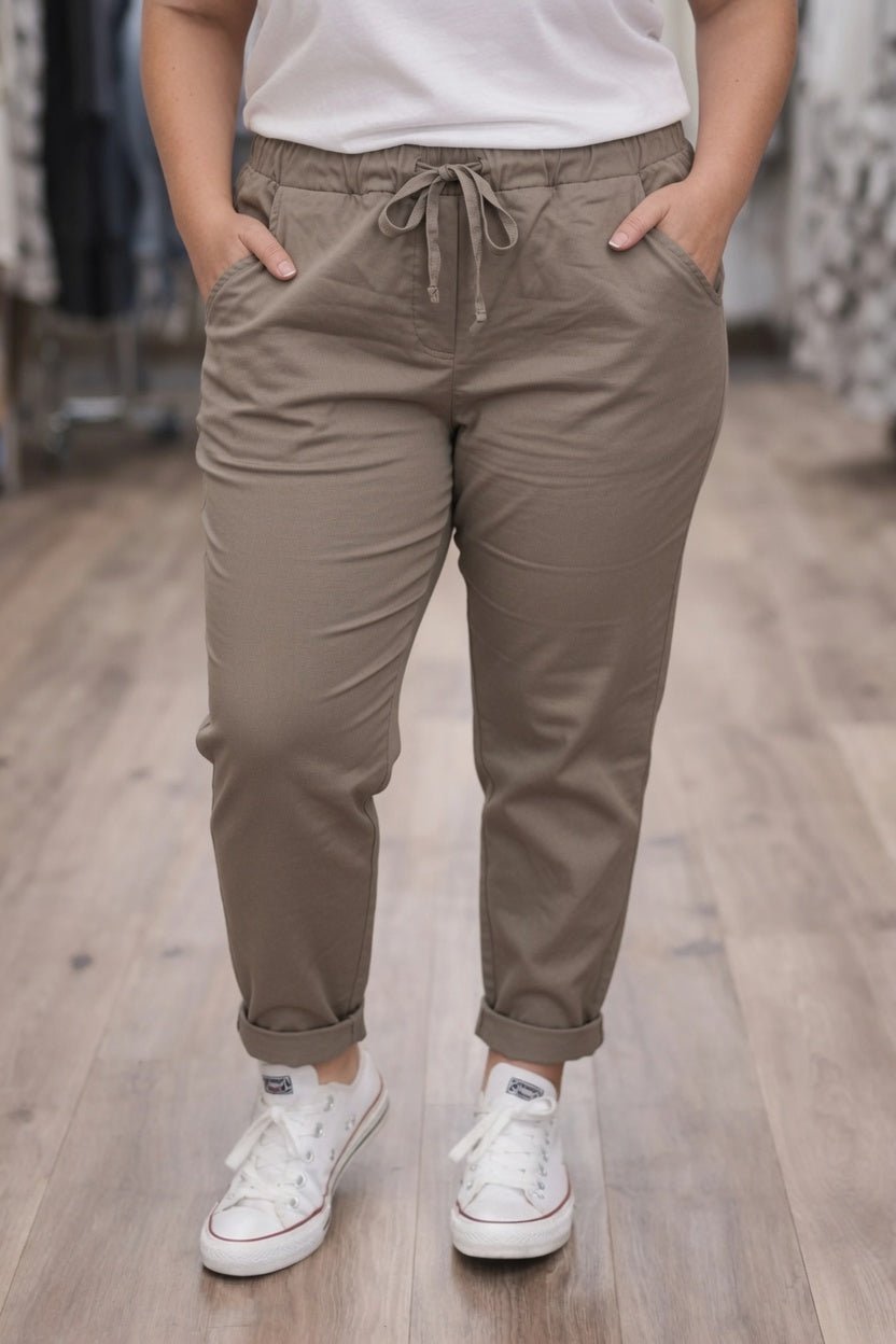 Pantalon Magique taupe porté par une femme en taille 46, coupe souple et confortable