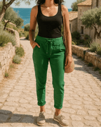 Pantalon Magique vert porté dans un village provençal, style estival décontracté