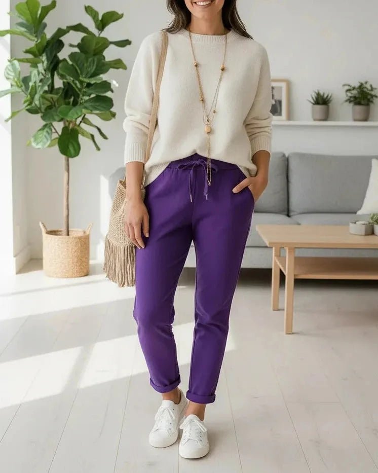 Pantalon Magique violet porté, coupe extensible et allure décontractée chic