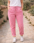 Pantalon Magique grande taille porté au quotidien, coupe souple et facile à vivre