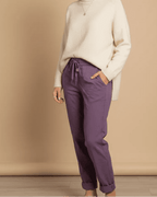 Pantalon Magique – Confort & Élégance du 36 au 52 - Mam’s Ailes porté hiver couleur prune