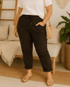 Pantalon Magique chocolat porté de face, taille élastique et coupe fluide du 36 au 50