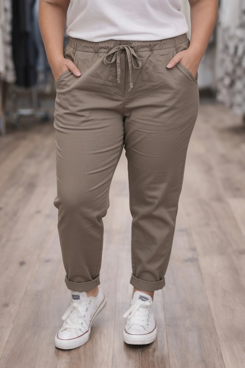Pantalon magique élastique taille inclusive couleur taupe ,porté par une femme de taille 46